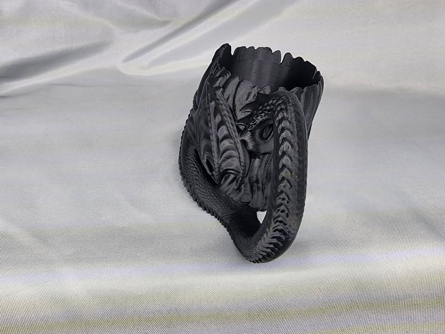 Dragon can holder