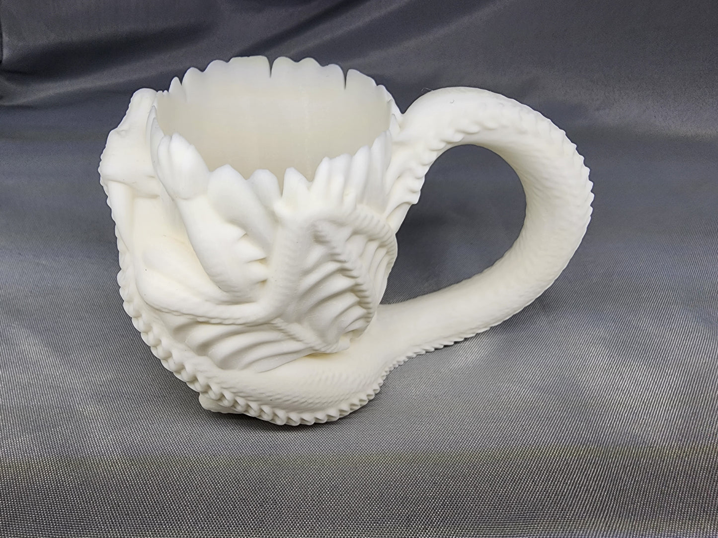 Dragon can holder