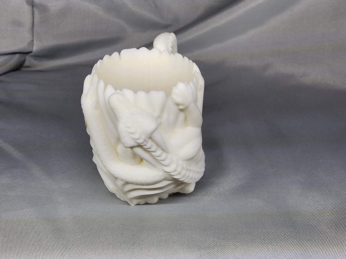 Dragon can holder