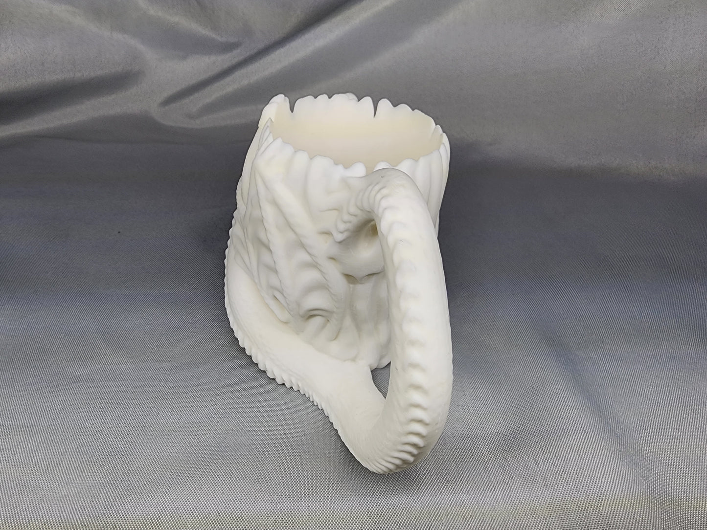 Dragon can holder