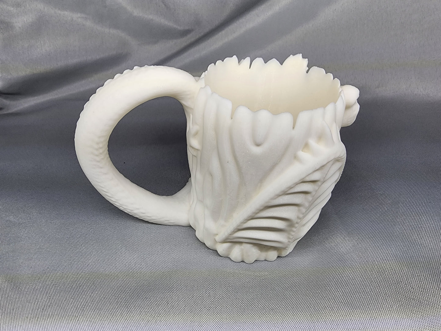 Dragon can holder