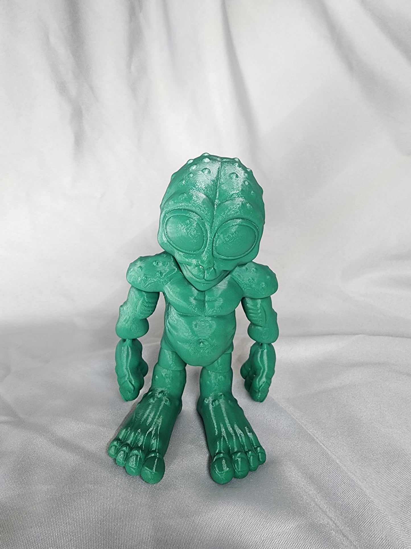 Alien articulating figurine