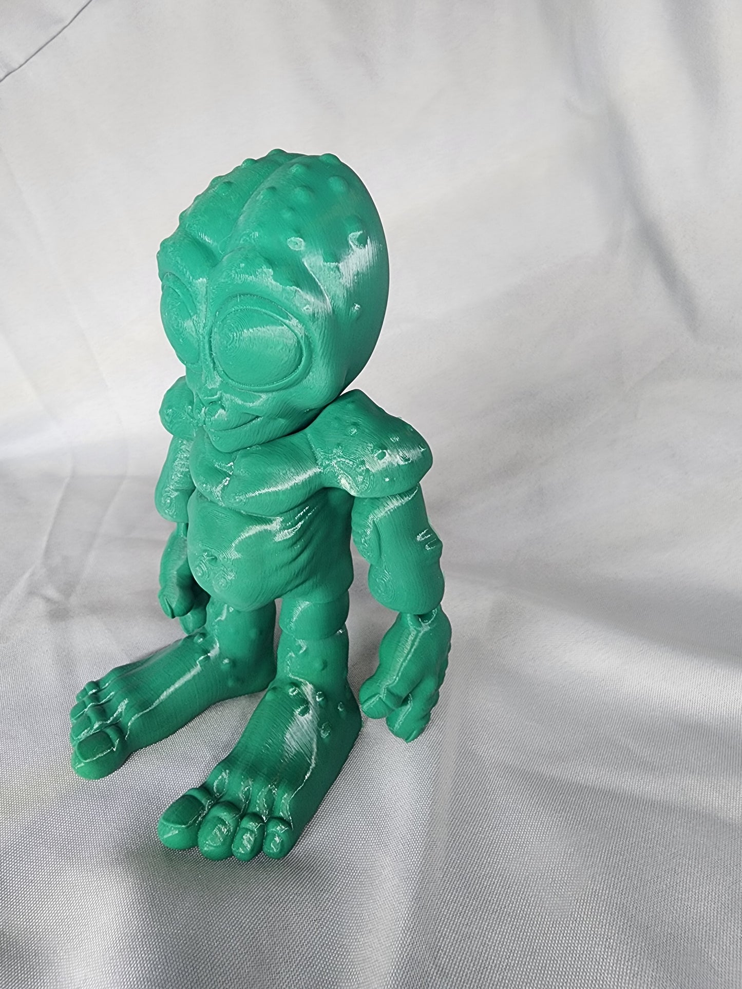 Alien articulating figurine