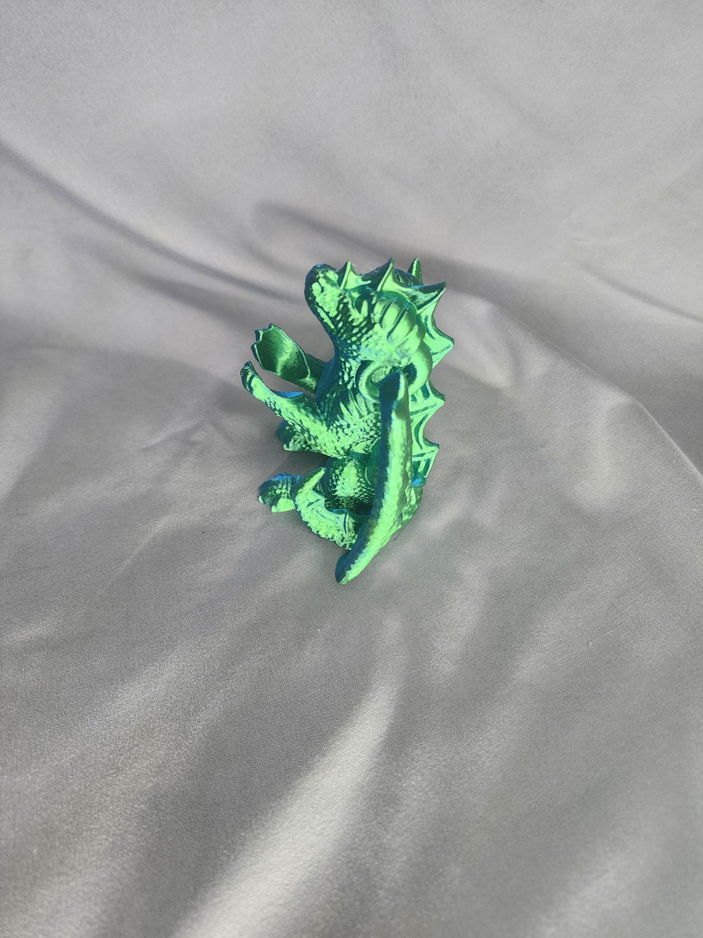 Dragon Paws Sitting Dice Holder Guardian will hold your dice for you while you make your next move