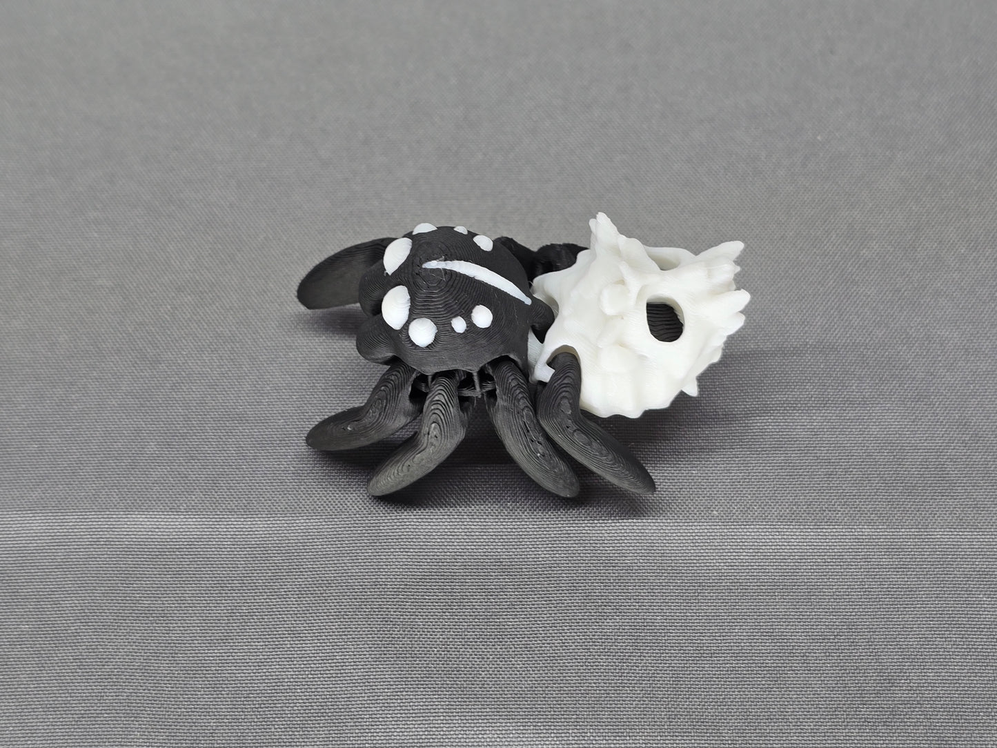 Hollow Skull Spider articulating figurine decoration for Halloween fun